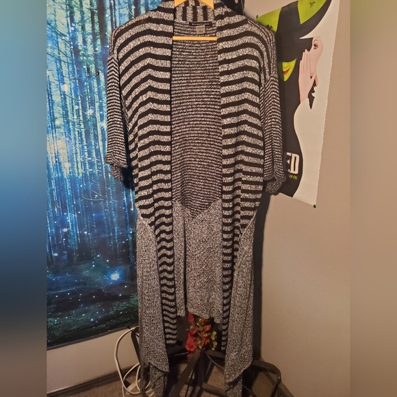 NWOT Gorgeous grey and black pattern Bella Nygard belted cardigan - Picture 1 of 4